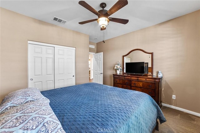 bedroom featuring carpet flooring, a ceiling fan, visible vents, baseboards, and a closet