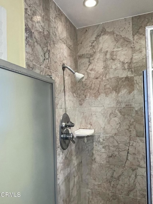 full bathroom featuring tiled shower