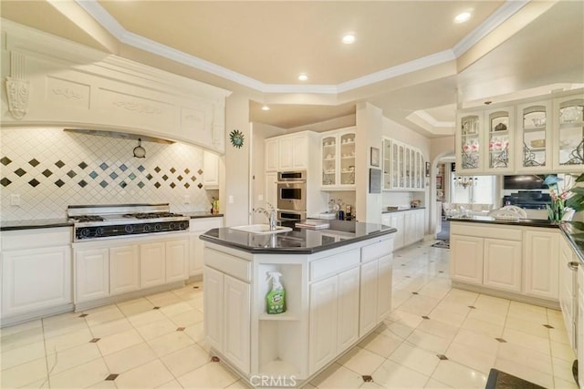 22537 N Summit Ridge Cir, Chatsworth, CA 91311 - kitchen featuring gas cooktop, dark countertops, a sink, crown molding, and stainless steel double oven