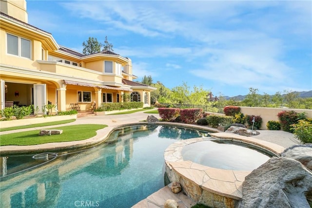 22537 N Summit Ridge Cir, Chatsworth, CA 91311 - view of swimming pool featuring a pool with connected hot tub