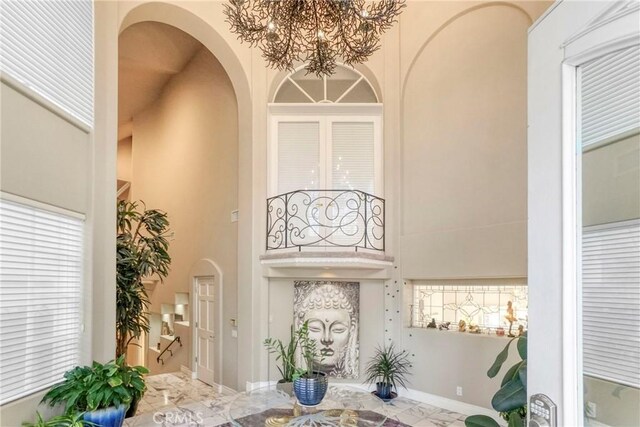22537 N Summit Ridge Cir, Chatsworth, CA 91311 - building lobby with a high ceiling