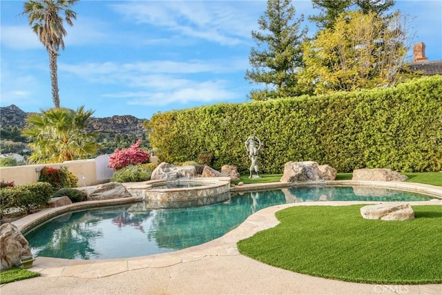 22537 N Summit Ridge Cir, Chatsworth, CA 91311 - view of swimming pool featuring a lawn, a pool with connected hot tub, and a mountain view