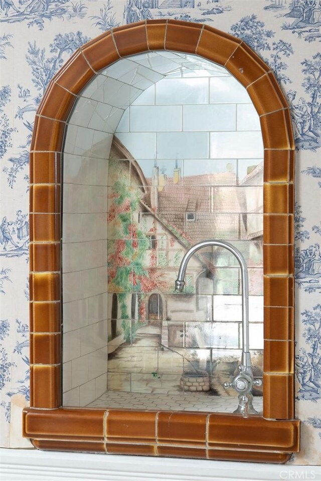 room details featuring wallpapered walls