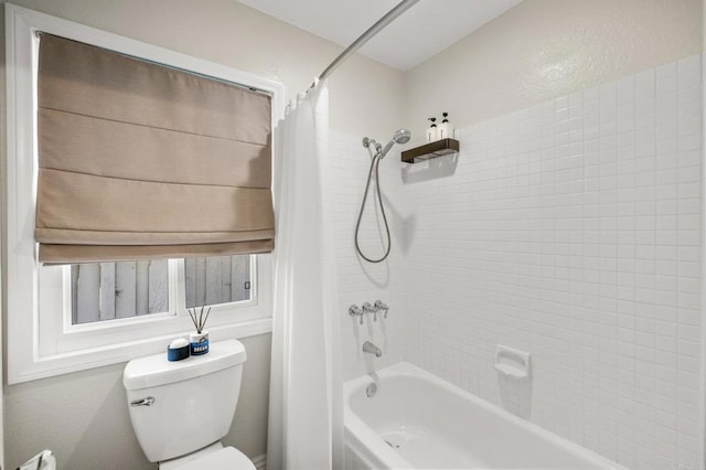 full bath with toilet and shower / bathtub combination with curtain