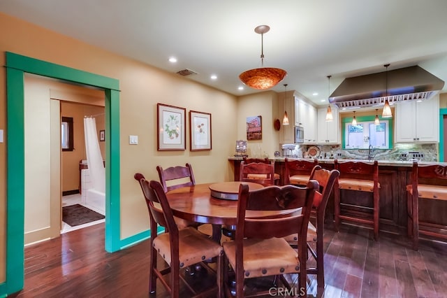 dining space with baseboards, visible vents, dark wood-type flooring, and recessed lighting