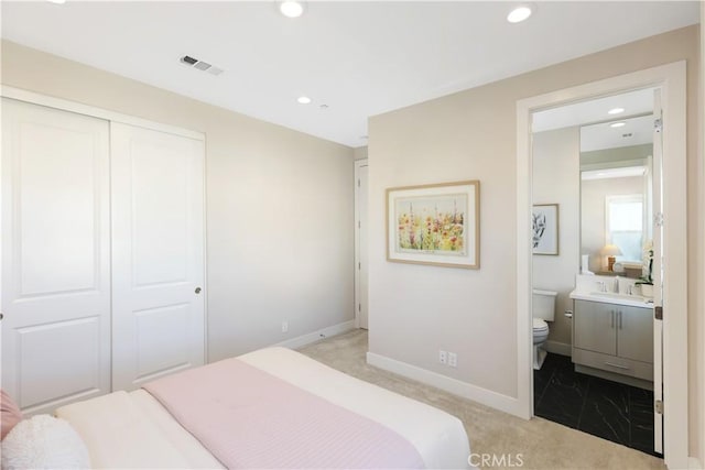 bedroom with recessed lighting, visible vents, carpet, and a closet