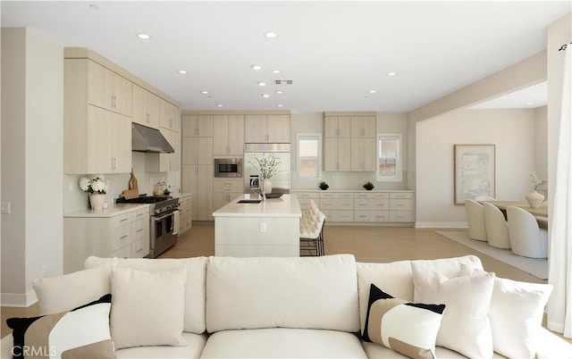 living area featuring visible vents, recessed lighting, and baseboards