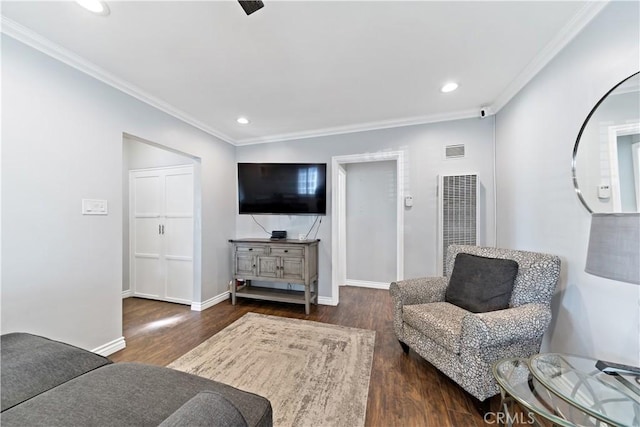 living area featuring baseboards, ornamental molding, wood finished floors, and recessed lighting