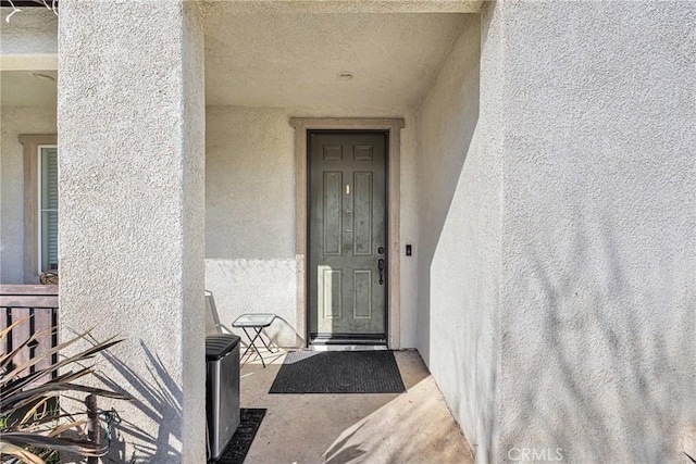 view of exterior entry featuring stucco siding