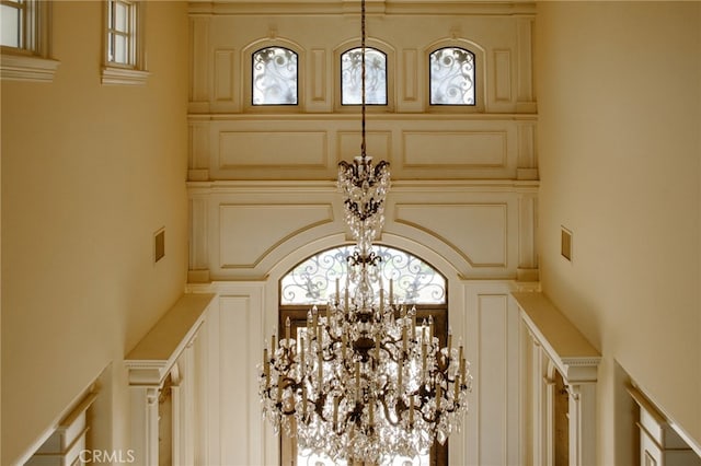 room details featuring an inviting chandelier