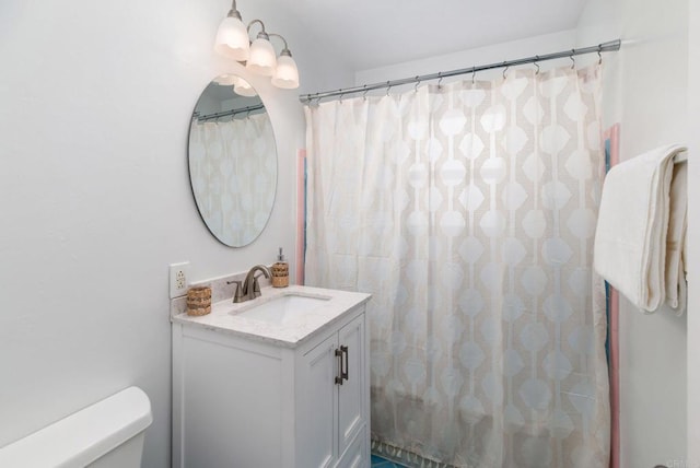 full bath featuring a shower with curtain, toilet, and vanity