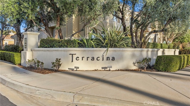 view of community / neighborhood sign