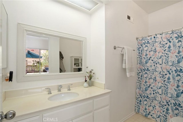 full bathroom with a shower with curtain, visible vents, and vanity