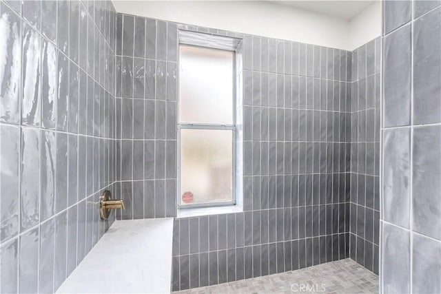 full bathroom featuring tiled shower