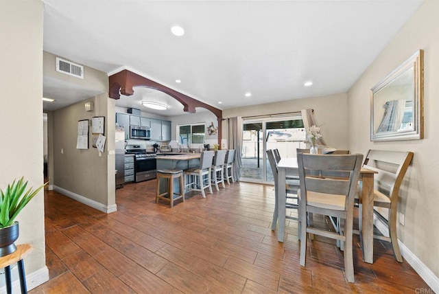 dining area with dark wood-style floors, baseboards, visible vents, and recessed lighting