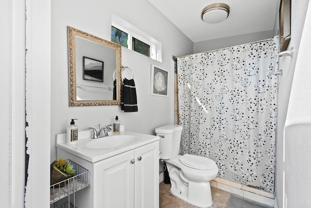 full bathroom featuring toilet, a shower with shower curtain, and vanity