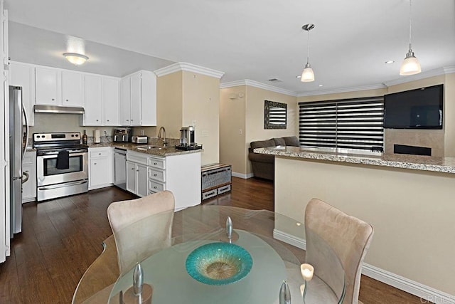 kitchen with open floor plan, stainless steel appliances, dark wood-type flooring, and under cabinet range hood