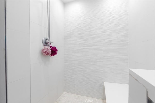 bathroom featuring a tile shower