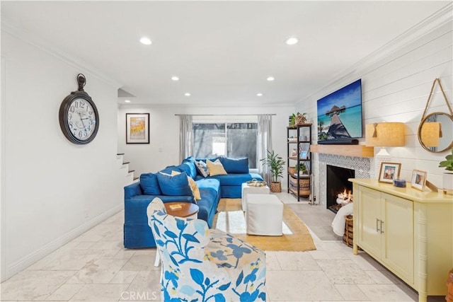 living room featuring baseboards, recessed lighting, a fireplace, and crown molding