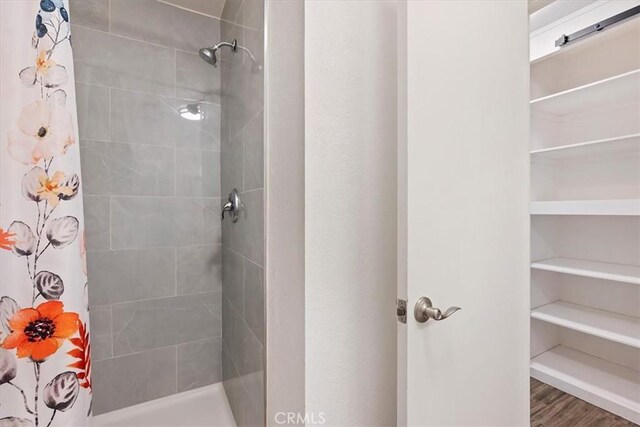 58676 Sunflower Dr, Yucca Valley, CA 92284 - full bathroom featuring a tile shower and wood finished floors