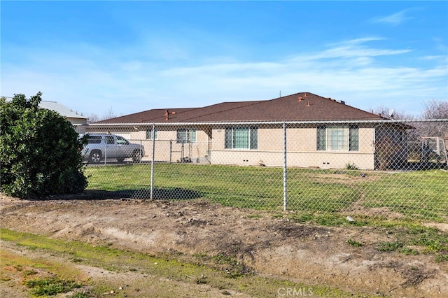 ranch-style home featuring fence and a front lawn