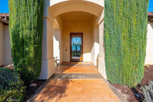 property entrance with stucco siding