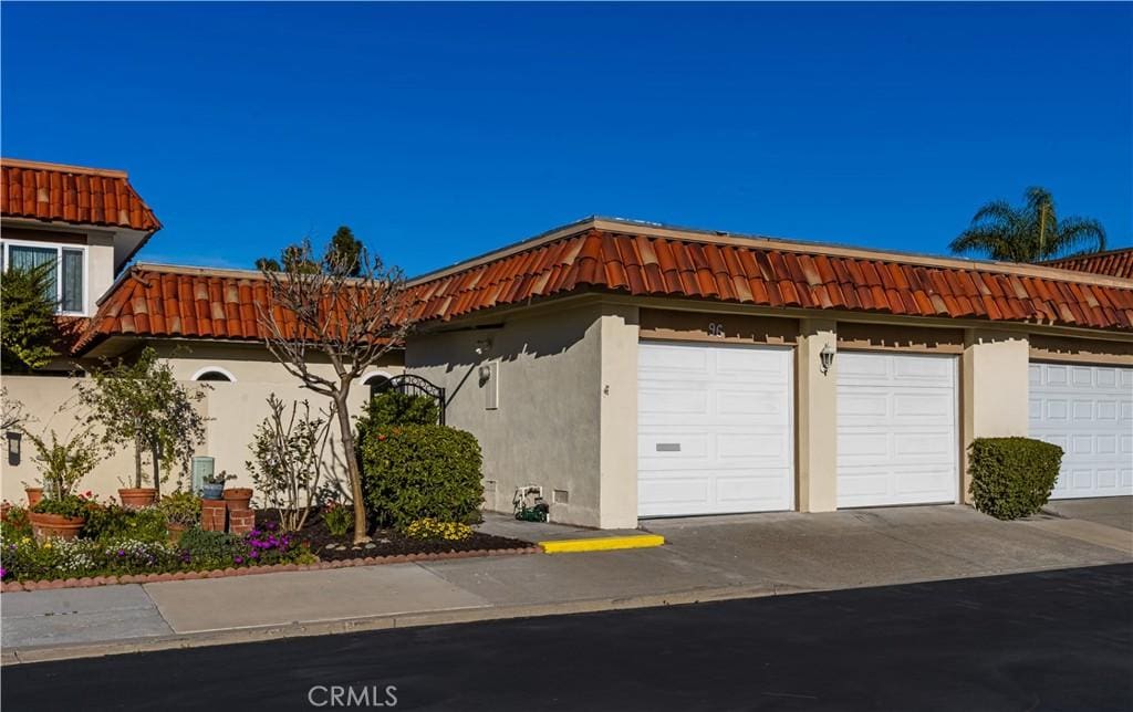 96 Seton Rd, Irvine, CA 92612 - view of garage