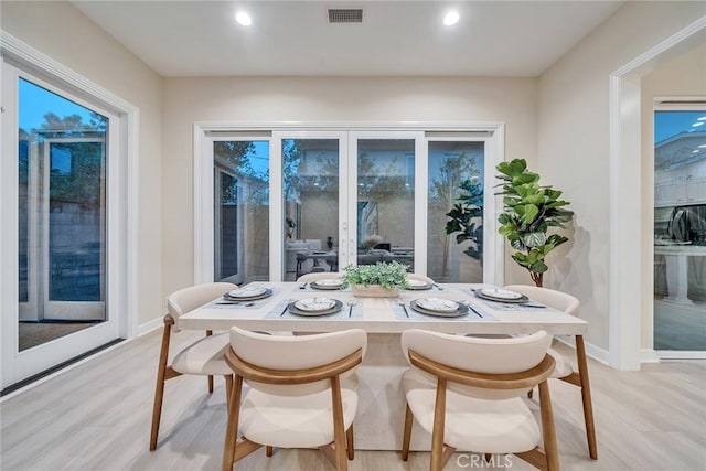 dining area featuring light wood finished floors, recessed lighting, visible vents, and baseboards