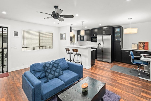 living area with dark wood-style floors, recessed lighting, baseboards, and a ceiling fan