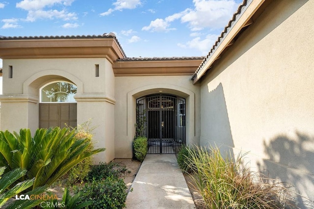 property entrance featuring stucco siding