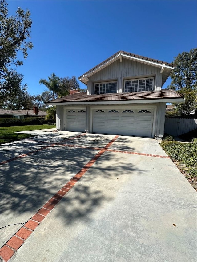 view of front facade featuring driveway