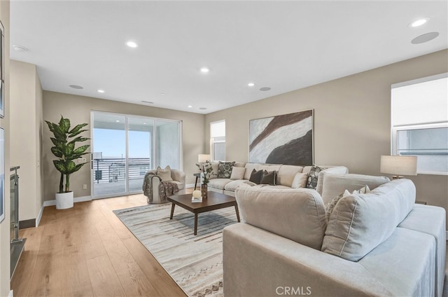 living room featuring light wood-style floors, recessed lighting, and baseboards