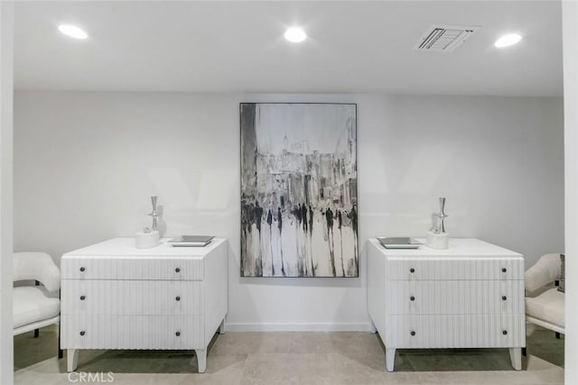 bathroom with baseboards, visible vents, and recessed lighting