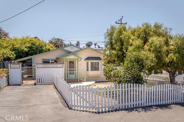 view of front facade featuring a fenced front yard and a gate