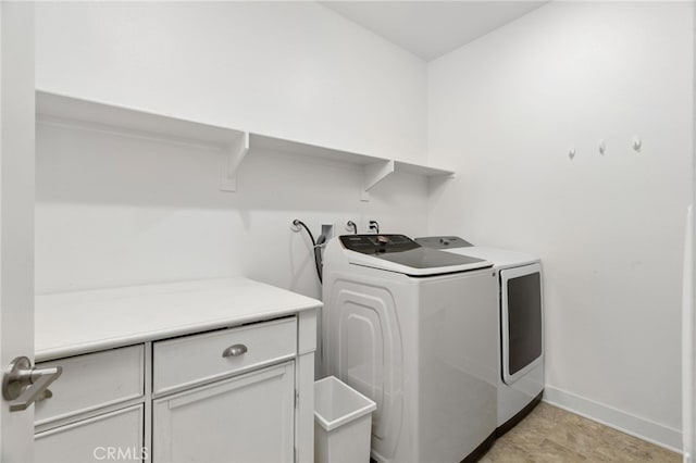 laundry area with washer and clothes dryer and baseboards