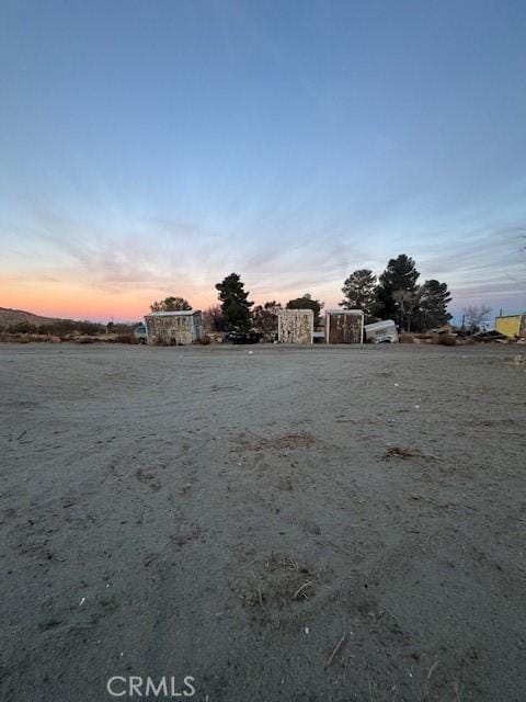 view of yard at dusk