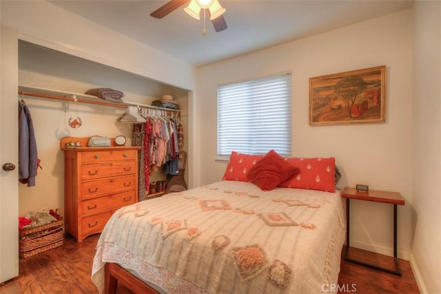 bedroom featuring baseboards, a ceiling fan, a closet, and wood finished floors