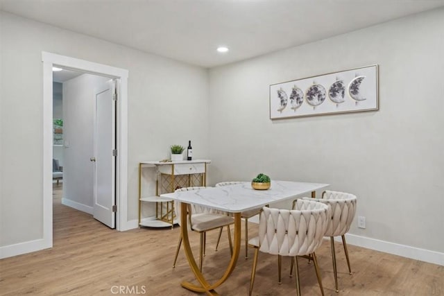 dining area featuring recessed lighting, light wood-style floors, and baseboards