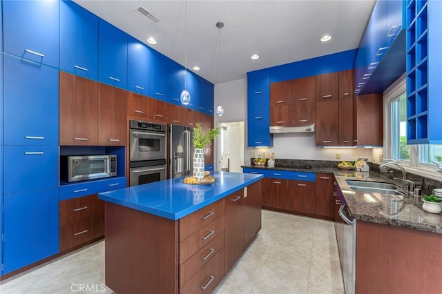 561 Avenida Del Verdor, San Clemente, CA 92672 - kitchen featuring appliances with stainless steel finishes, modern cabinets, a center island, and recessed lighting