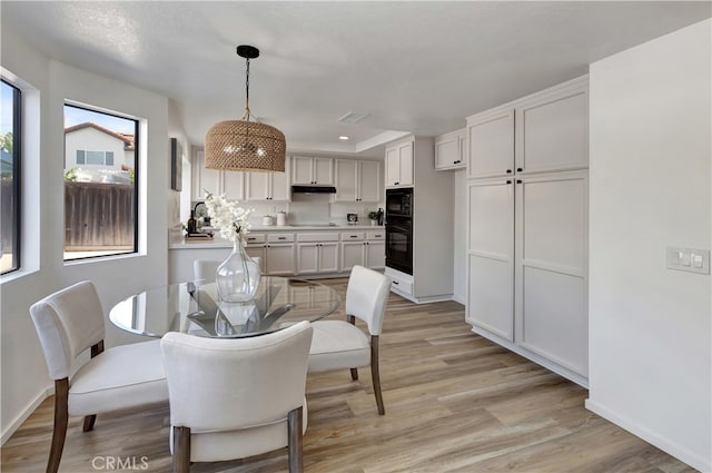 dining room with recessed lighting, visible vents, light wood-style flooring, and baseboards