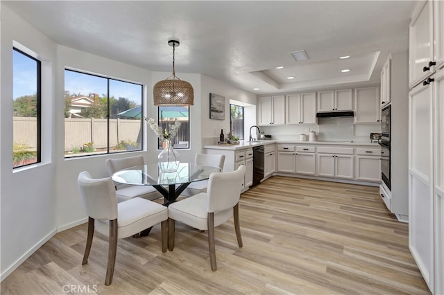 dining area with visible vents, a tray ceiling, recessed lighting, light wood-style floors, and baseboards