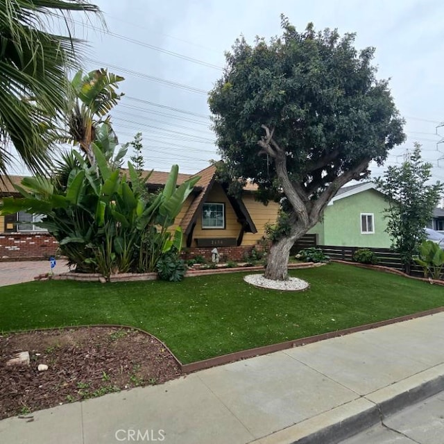 view of front of house with a front lawn