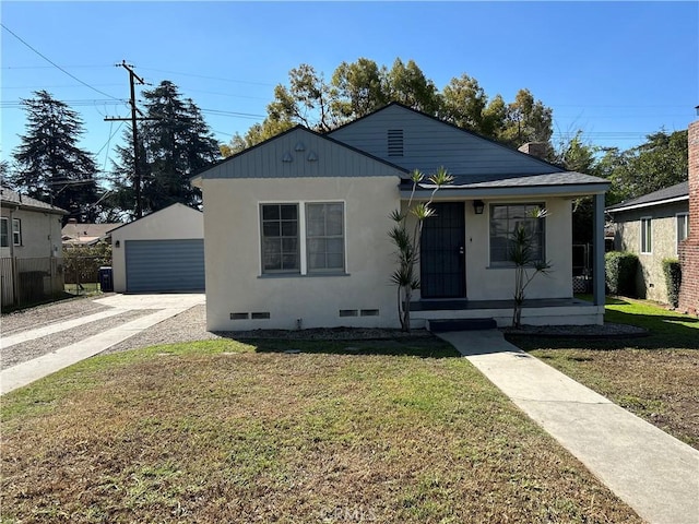 view of front of house featuring crawl space, a detached garage, a front lawn, and an outdoor structure