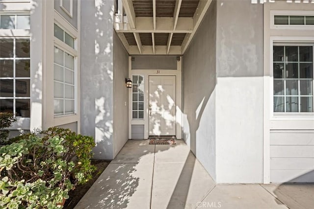 view of exterior entry with stucco siding