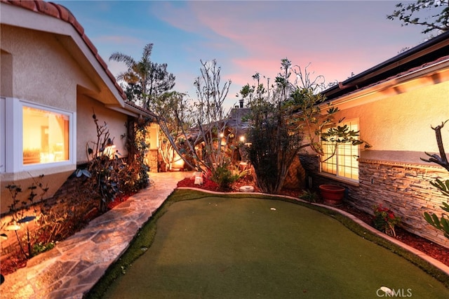 view of yard at dusk