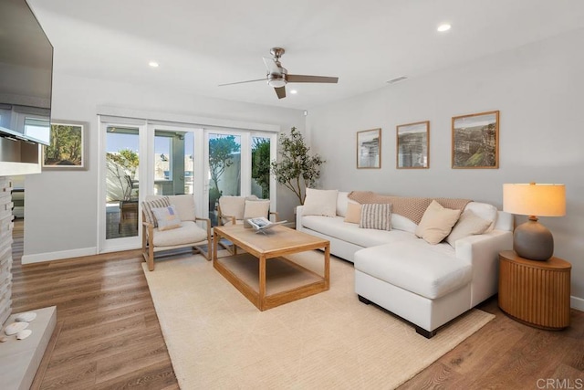 living area with light wood finished floors, recessed lighting, visible vents, a ceiling fan, and baseboards