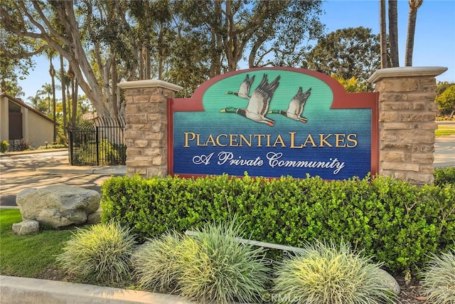 view of community / neighborhood sign