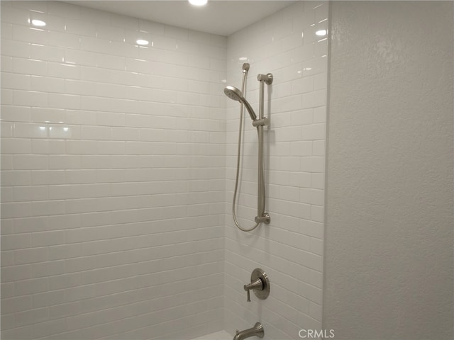 interior details featuring recessed lighting and shower / tub combination