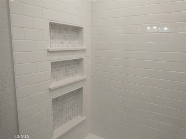 bathroom featuring a tile shower