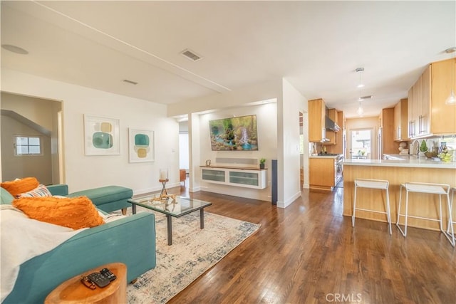 living room featuring baseboards, visible vents, and dark wood-style flooring